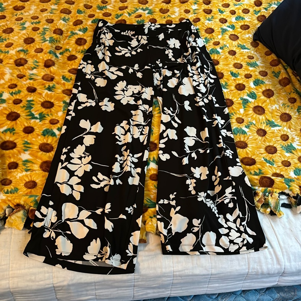White House black market pants. Size medium. Selling cause I never wear them
